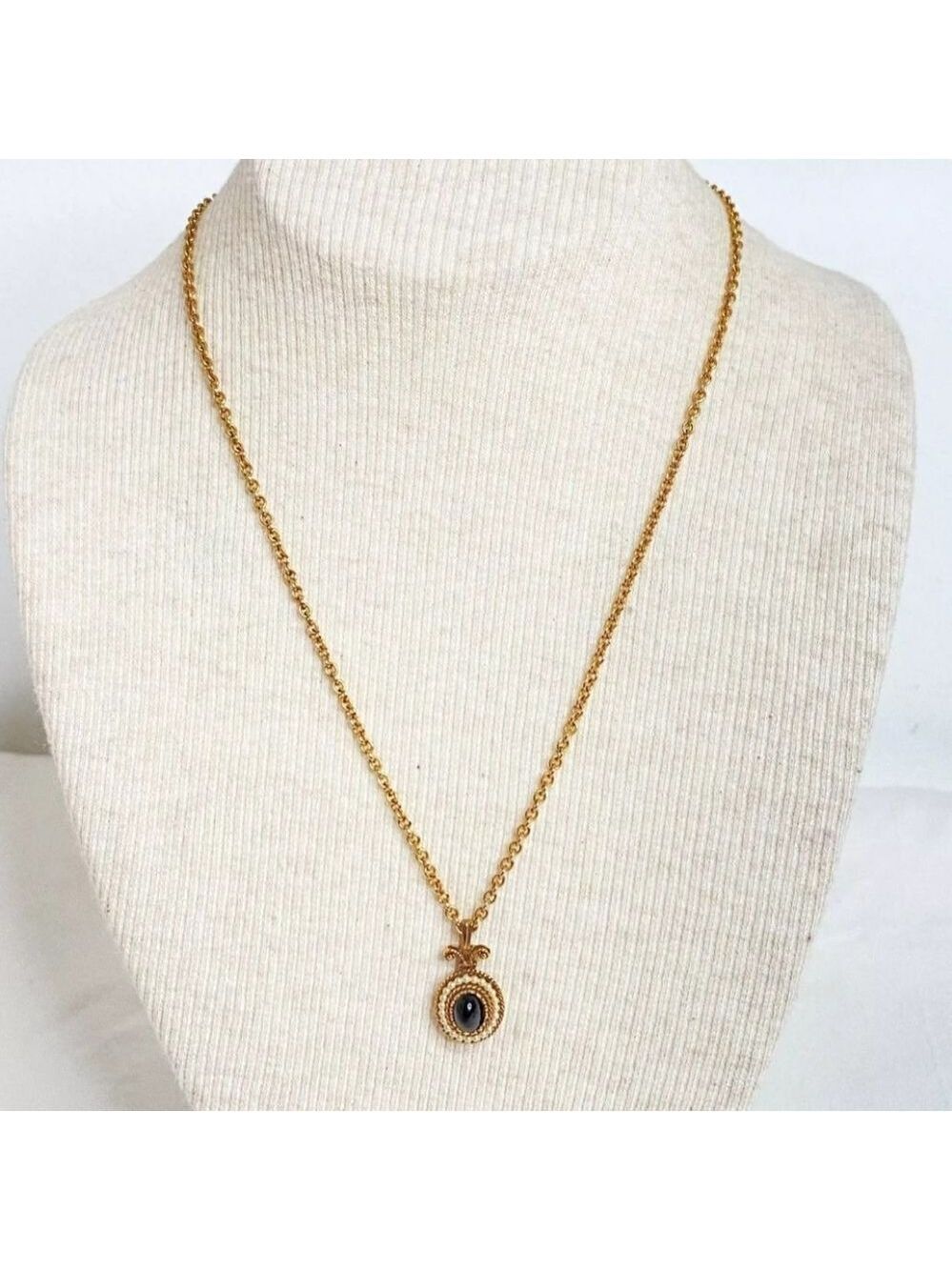 Avon Pendant Necklace Onyx Cabochon Encircled Pearlesque Beads Gold Tone Chain - Picture 4 of 14